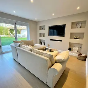https://modern-central-bungalow-with-luxury-hot-tub.bournemouth-hotels.org